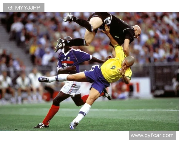 足球巨星转行送快递为生计辛勤奔波，背后原因令人深思