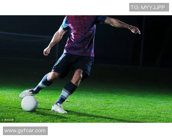 足球球星经典动作模仿技巧解析与训练方法全面揭秘